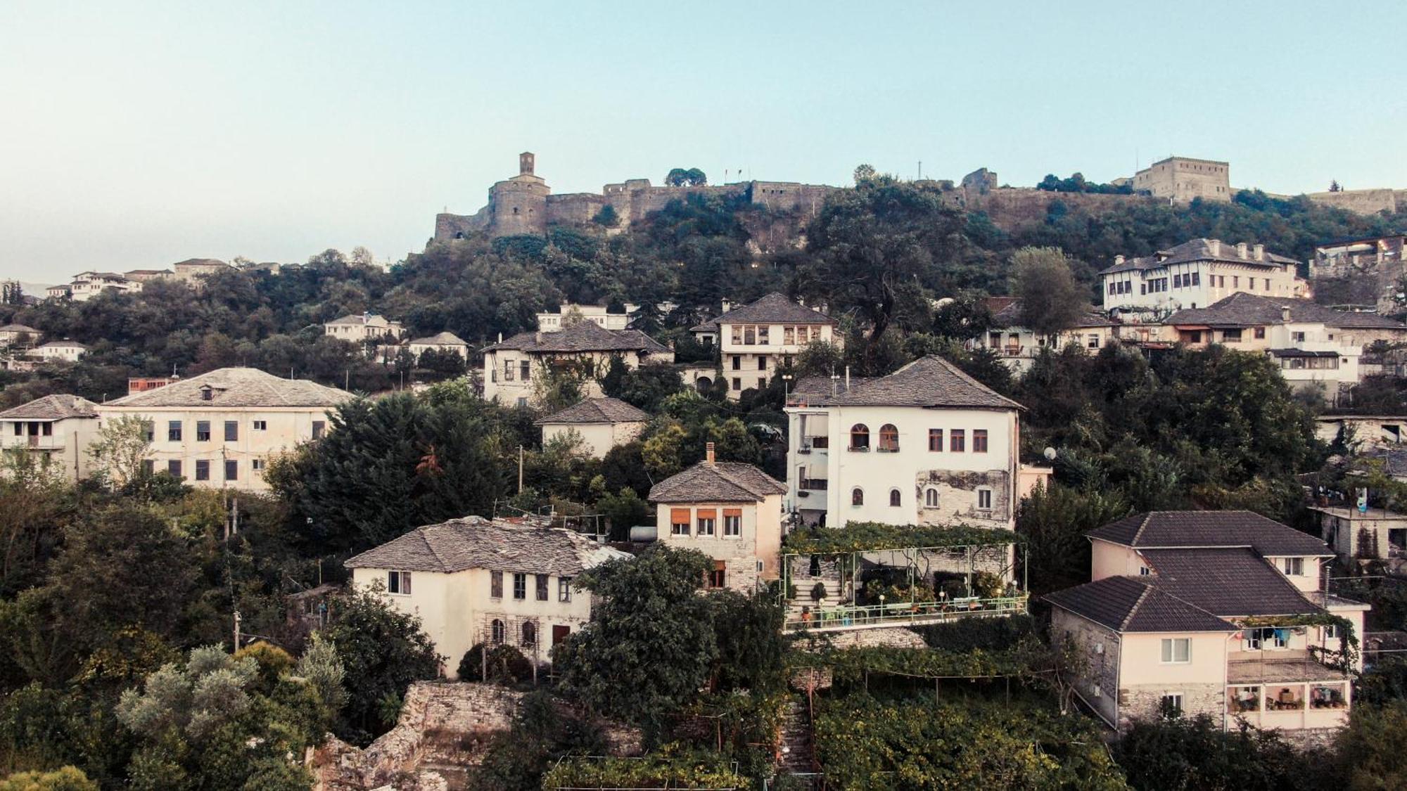 Guesthouse Arber Gjirokaster Bagian luar foto